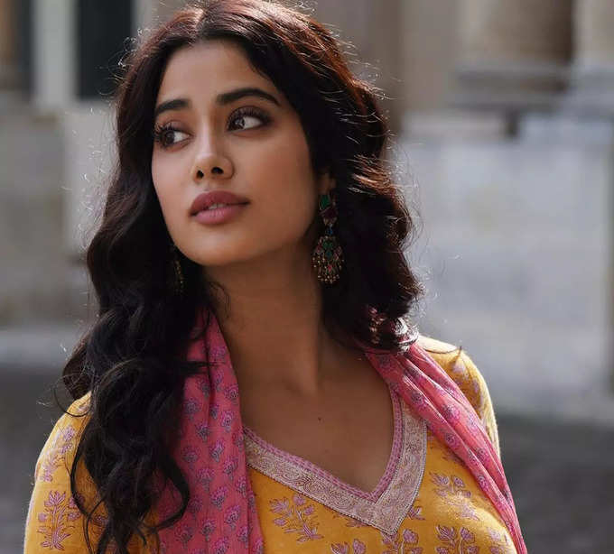 Janhvi Kapoor gets teary-eyed