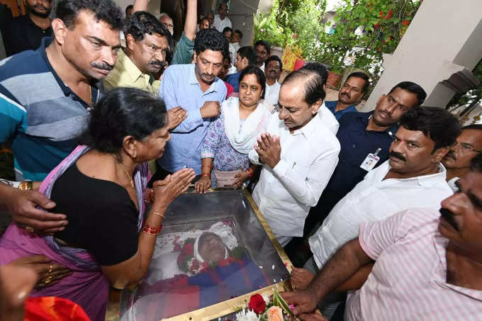 KCR pays last respects to Gaddar