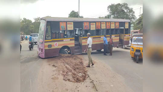 கோவையில் சரியாக மூடப்படாத குழியில் சிக்கிய அரசு பேருந்து-பொதுமக்கள் அதிர்ச்சி