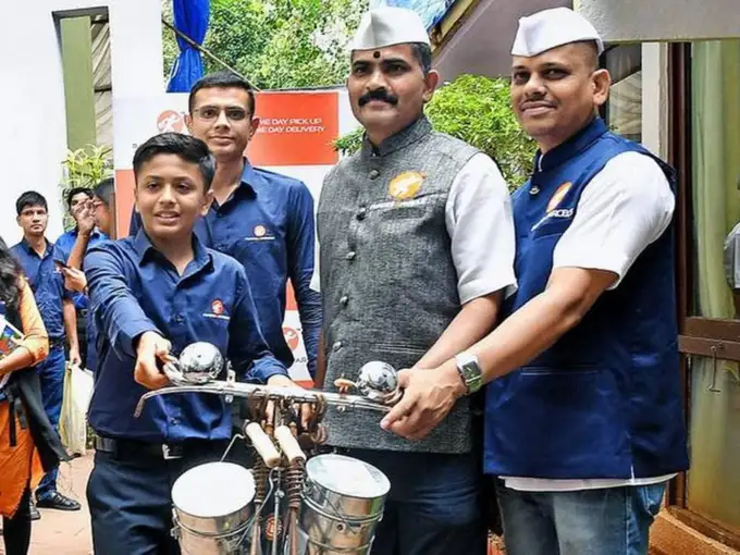 मुंबईच्या डबेवाल्यांसोबत टायअप :