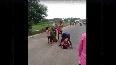 Budaun News: जमीन विवाद में महिलाओं को सड़क पर गिराकर बेरहमी से पीटा, खड़े हो तमाशा देखते रहे गांव वाले