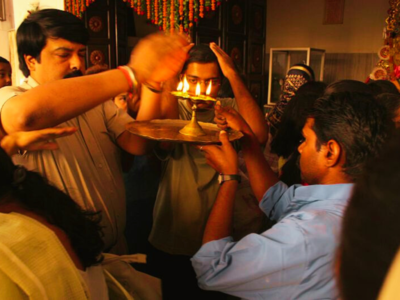 Puja Aarti: ಒಂದು ಕೈಯಿಂದ ಆರತಿಯನ್ನು ತೆಗೆದುಕೊಳ್ಳುವುದು ಸರಿಯೇ..? ತಪ್ಪೇ.?