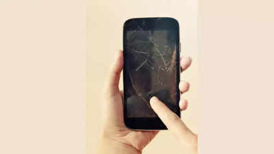 Smartphone Care : तुम्हीही तुटलेली स्क्रिन असणारा स्मार्टफोन वापरता? आताच रिपेअर करुन घ्या नाहीतर...