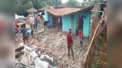 Sitamarhi Flood News: बागमती नदी से बचने के लिए खुद का घर ध्वस्त कर रहे लोग, घर तोड़ते फट रहा है कलेजा!