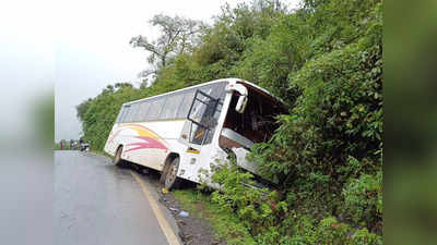 चालकाचं बसवरील नियंत्रण सुटलं, घाटात गाडी कलंडली, भीषण अपघातात तीन जण जखमी