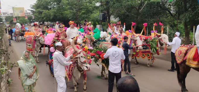 नाशिक : धोंड्यानिमित्त बैलगाडीतून काढली लेक अन् जावयाची मिरवणूक, शहरातील गौतम हिरण परिवाराचा अधिक मासानिमित्त अनोखा उपक्रम. एक कन्या, तीन आत्या आणि १३ बहिणींच्या परिवारांचा अनोखा सन्मान