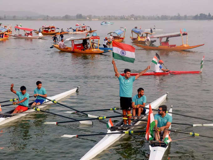 डल लेक में नाव से निकाली तिरंगा रैली