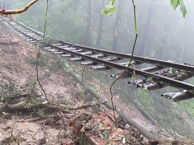 शिमला-कालका रेलवे ट्रैक उखड़ा