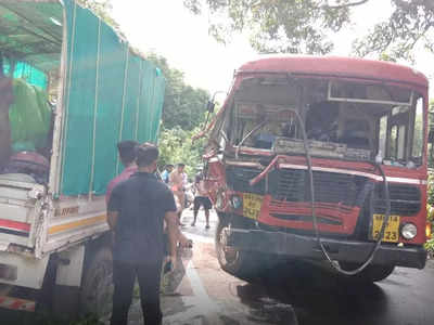 Sindhudurg Accident : भरधाव एसटी बसची पिकअप टेम्पोला धडक; ११ प्रवाशी जखमी, वाहनांचे मोठे नुकसान