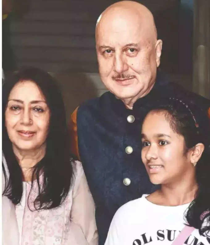anupam kher with satish kaushik family