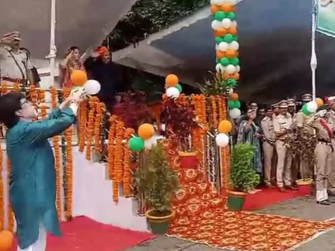 खेल मंत्री यशोधरा राजे सिंधिया ने शिवपुरी में किया झंडा वंदन