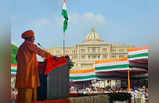 भगवा पगड़ी पहन ध्वजारोहण, हरियाली बचाने का संदेश... यूपी में यूं मना CM योगी का स्वतंत्रता दिवस
