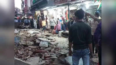 Banke Bihari: बांके बिहारी मंदिर के पास बंदरों के गुट में लड़ाई से मकान का छज्जा गिरा, पांच लोगों की मौत