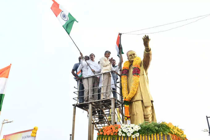 విశాఖలో చంద్రబాబు పాదయాత్రకు భారీ స్పందన.. విజన్ 20247 డాక్యుమెంట్ విడుదల