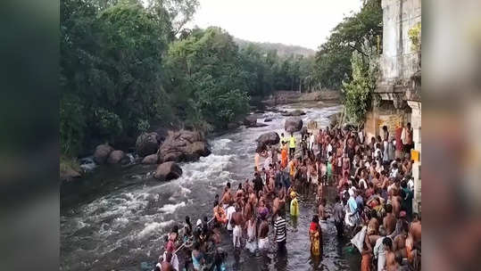 ஆடி அமாவாசையில் தாமிரபரணியில் குவிந்த மக்கள்; முன்னோர்களுக்கு தர்ப்பணம் கொடுத்து வழிபாடு!