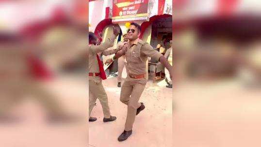 police contable dance in bidhnu thana of kanpur on independence day 15 august