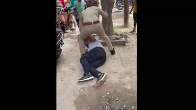 Ghaziabad News: गाजियाबाद पुलिस का समझाने का ये कैसा तरीका? विवाद सुलझाने पहुंचा सिपाही युवक को लात-घूसों से पीटा
