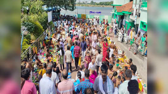 ஆடி அமாவாசை: திருச்சி படித்துறையில் தர்ப்பணம் கொடுக்க குவிந்த மக்கள்