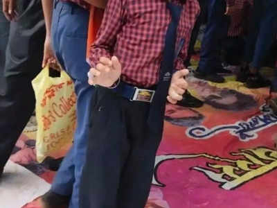 Shivpuri News: पवित्र तस्वीर पर जूते पहने स्कूली छात्र, शिकायत दर्ज होने के बाद पुलिस कर रही पड़ताल