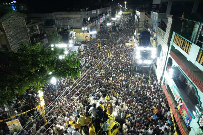 సెల్‌ఫోన్ లైట్ల వెలుతురులో చంద్రబాబు బహిరంగ సభ