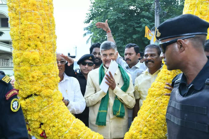 సెల్‌ఫోన్ లైట్ల వెలుతురులో చంద్రబాబు బహిరంగ సభ