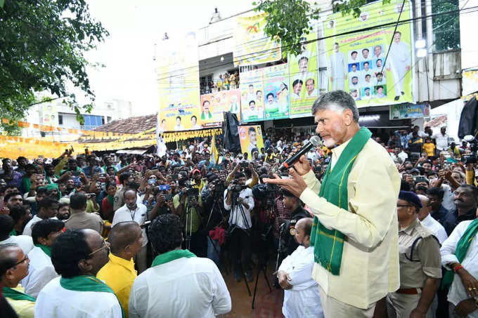 సెల్‌ఫోన్ లైట్ల వెలుతురులో చంద్రబాబు బహిరంగ సభ