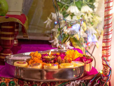 Puja Astro Tips: पूजा के वक्त हाथ जलना और आंखों से आंसू आना शुभ या अशुभ संकेत