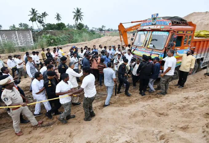 ఇసుక ఎవరు తవ్వుతున్నారు.. చంద్రబాబు సడెన్ ఎంట్రీ