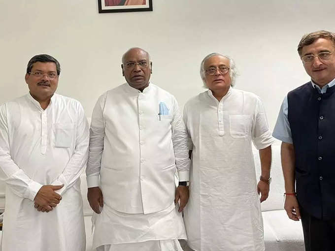 Wasnik with kharge