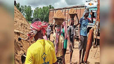 Jhargram News : বালি তুলতে জেসিবি নয়, এলাকার শ্রমিকেই ভরসা