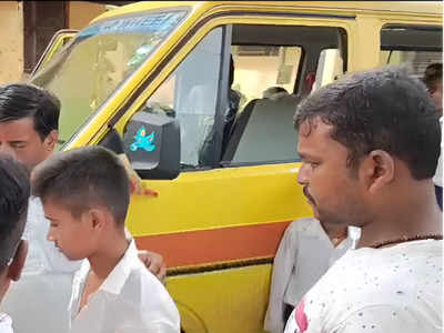 Sonbhadra School Van Accident: सोनभद्र में स्कूली वैन गड्ढे में पलटी, 17 बच्चे हुए घायल