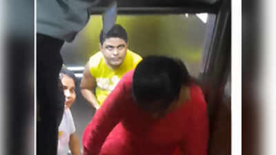 ग्रेटर नोएडा की इको विलेज सोसाइटी में लिफ्ट फंसी, 6 लोगों की आधे घंटे तक अटकी रहीं सांसें
