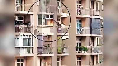Noida Fire News: छौंक लगाते ही 11वें फ्लोर पर भड़की आग, धुआं भरने से घुटने लगा दम तो बाहर भागे लोग