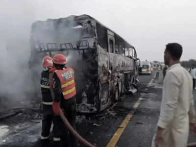 पाकिस्तान के लिए काला रविवार, बस ने तेल से भरी वैन को मारी टक्कर, जिंदा जल गए 18 यात्री