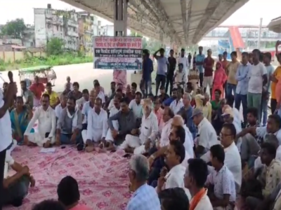 Bihar: कुसहा त्रासदी के 15 साल हो गए, अब तो ट्रेन शुरू कर दीजिए; फारबिसगंज स्टेशन पर धरना प्रदर्शन