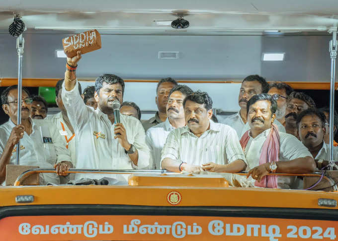 நெல்லை மாவட்ட அம்பாசமுத்திரத்தில் தான் பங்கேற்ற நடை பயண போட்டோக்களையும் அண்ணாமலை பதிவிட்டுள்ளார். 