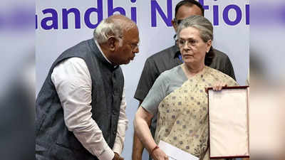 पूर्व PM राजीव गांधी की जयंती: सोनिया के आगे हाथ बांधे खड़े खरगे की फोटो के मायने समझिए