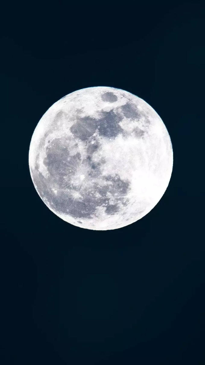 भारत के चंद्रयान-3 मिशन पर पूरी दुनिया की नजरें हैं। चांद कभी किसी का महबूब बन जाता है तो बच्चों के लिए वह चंदा मामा है। पढ़‍िए चांद की कहानी