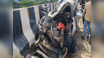 मुंबई-पुणे एक्सप्रेसवे पर दर्दनाक हादसा, चलती हुई 5 कारों पर पलटा कंटेनर, 2 की मौत, 4 घायल