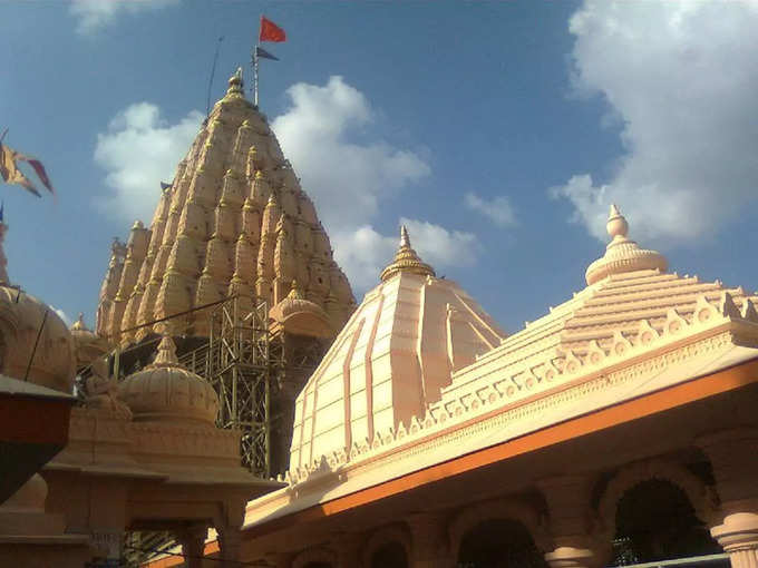 मंदिर में भक्तों के लिए सुविधाएं 