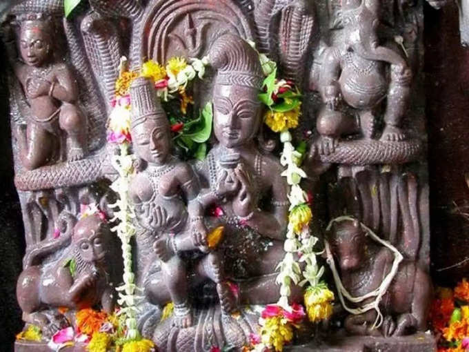 नेपाल से लाइ गई थी मंदिर की प्रतिमा 