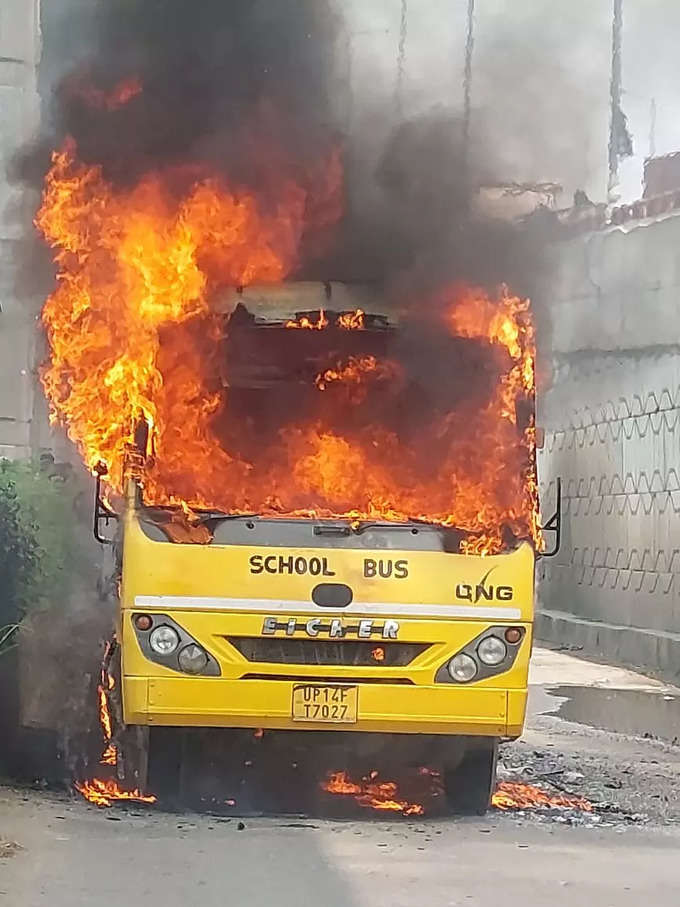 गाजियाबाद: स्कूल से सर्विस सेंटर जा रही रायन इंटरनेशनल स्कूल की बस में आग लग गई। राजनगर एक्सटेंशन मेरठ रोड तिराहे पर सीएनजी पाइप लीक होने से लगी।