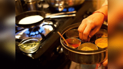 Kitchen Vastu Tips: खाना बनाने से खाने तक वास्तु के इन नियमों का पालन करना होगा बेहद फायदेमंद