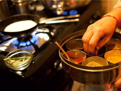 Kitchen Vastu Tips: खाना बनाने से खाने तक वास्तु के इन नियमों का पालन करना होगा बेहद फायदेमंद