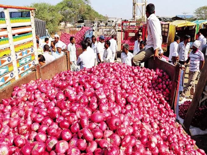 जेएनपीटी में फंसे 100 कंटेनर