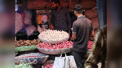 Onion Price Kolkata: পাইকারি বাজারে পেঁয়াজ সস্তাই, দাম বৃদ্ধির হিড়িকে ফায়দা লুটছে খুচরো দোকানিরা?