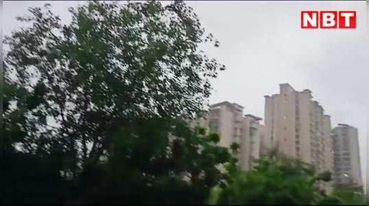 दिल्ली-NCR में बारिश ने भिगोया, आसमान में घिर आए हैं काले बादल