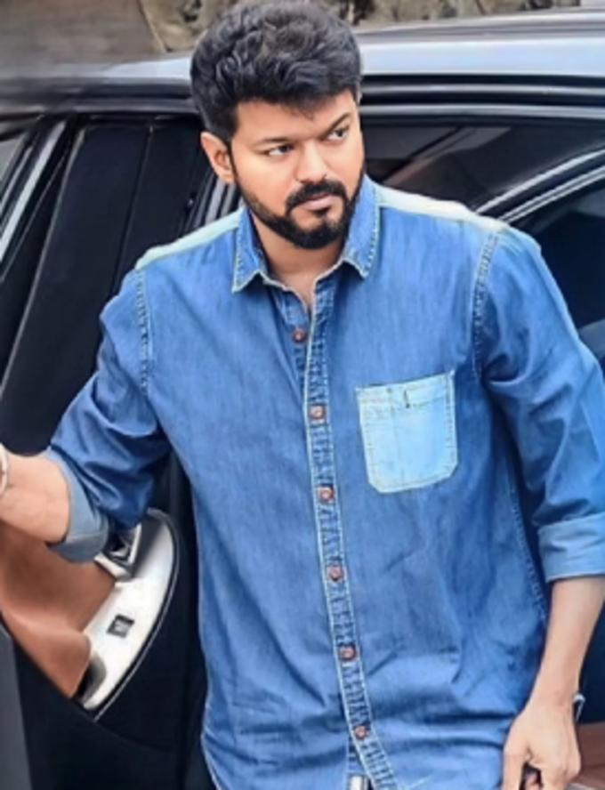 வாத்தியாராக விஜய்.