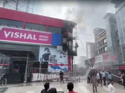 Lucknow Fire: विकास नगर के विशाल मेगा मार्ट में लगी भीषण आग, बुझाने में लगी मशक्कत