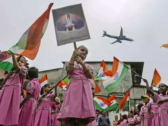 चंद्रयान की सफल लॉन्चिंग के लिए देशभर से दुआओं का दौर। बच्चों में भी दिख रहा है गजब का जुनून।